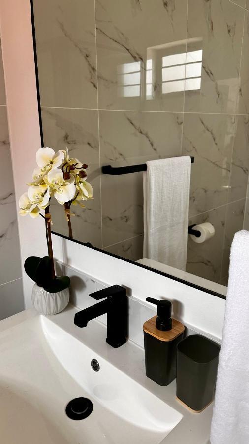 Stylish Executive Apartment With Power Backup Йоханнесбург Экстерьер фото