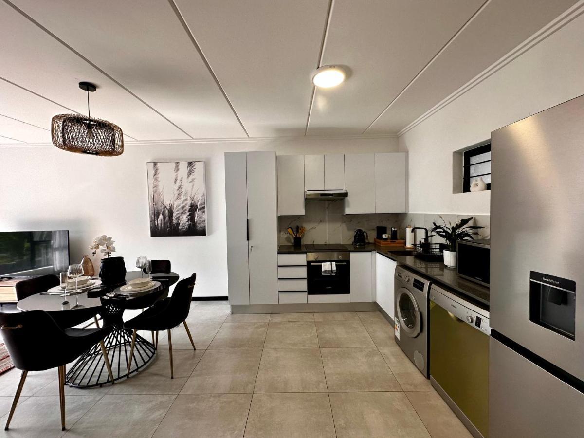 Stylish Executive Apartment With Power Backup Йоханнесбург Экстерьер фото