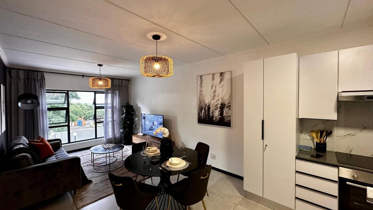 Stylish Executive Apartment With Power Backup Йоханнесбург Экстерьер фото